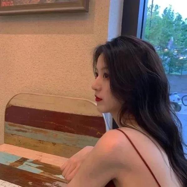 一杯咖啡与新穿的鞋子